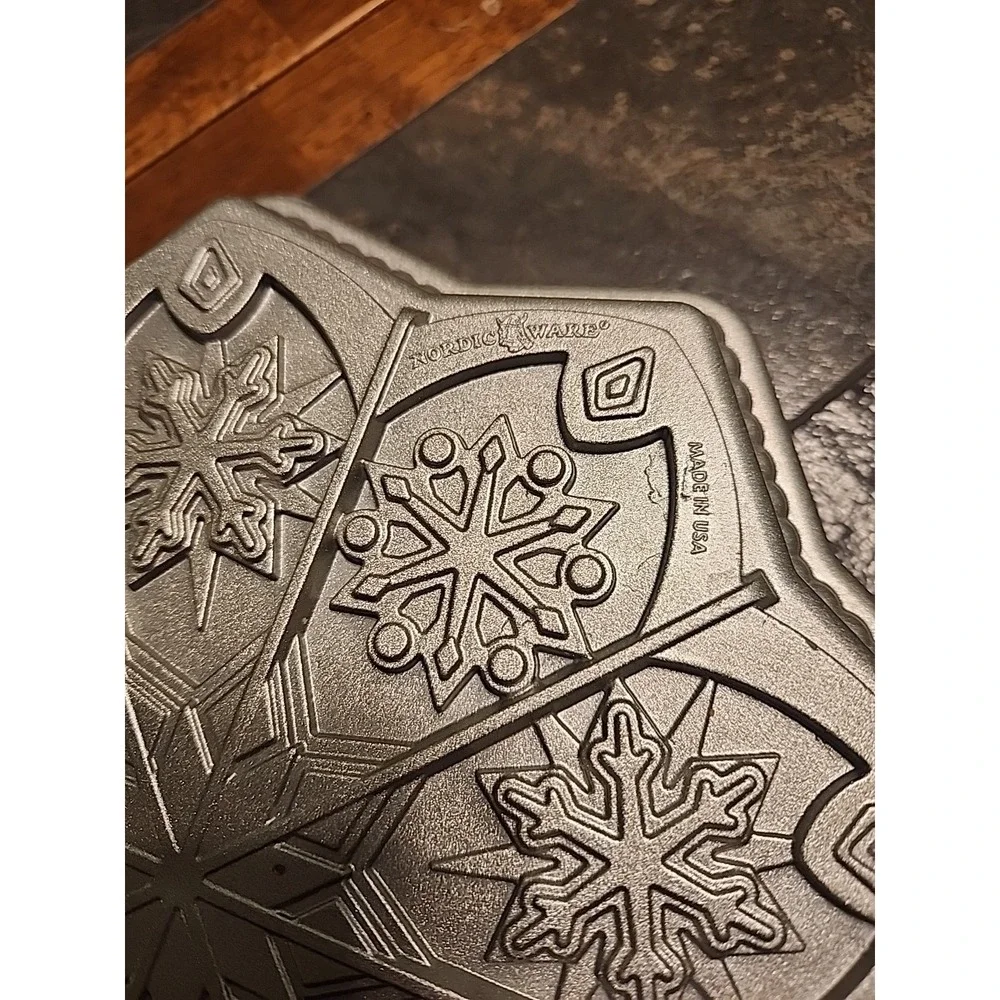 Nordic Ware Sweet Snowflakes Shortbread Pan Silver Aluminum 5 Cup Baking Mold - Picture 3 of 6
